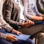 Graphique ou illustration représentant les statistiques du marché du travail marocain, avec des flèches indiquant la baisse du chômage et la croissance économique, et des symboles pour les secteurs urbain et rural.