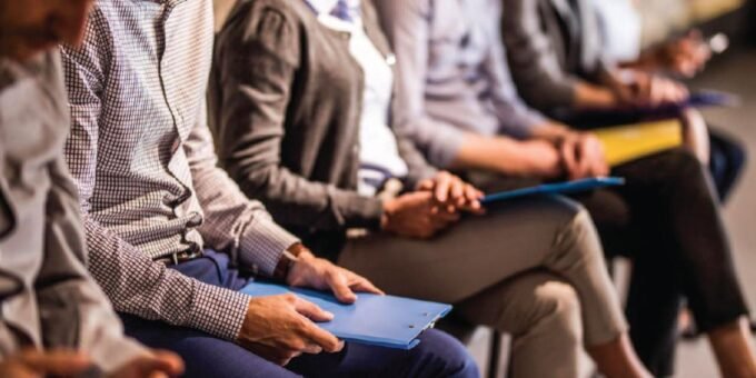 Graphique ou illustration représentant les statistiques du marché du travail marocain, avec des flèches indiquant la baisse du chômage et la croissance économique, et des symboles pour les secteurs urbain et rural.