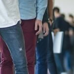 Graphique ou image symbolisant le marché de l'emploi au Maroc, avec des flèches indiquant une baisse du chômage et une reprise économique.