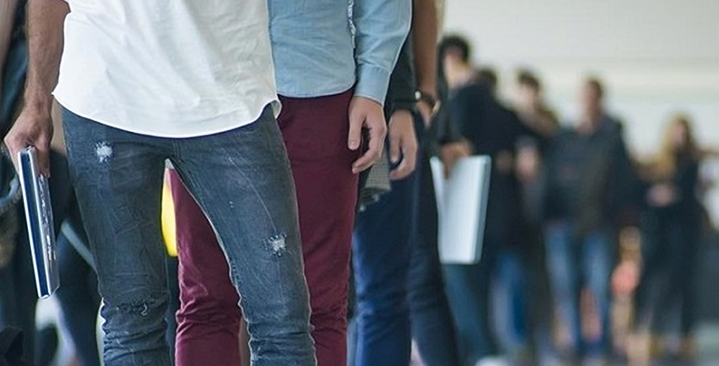 Graphique ou image symbolisant le marché de l'emploi au Maroc, avec des flèches indiquant une baisse du chômage et une reprise économique.