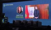 La ministre de l'Économie et des Finances, Nadia Fettah, prononçant un discours sur l'importance du co-financement pour le développement économique du Maroc.