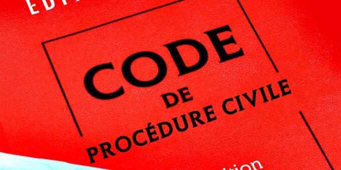 Illustration du nouveau Code de procédure civile marocain, symbolisant la modernisation et la digitalisation de la justice pour l'attractivité économique.