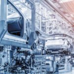 Tableau de bord des indicateurs économiques marocains avec des flèches montrant des directions opposées, symbolisant les dynamiques contrastées de l'automobile et de la facture énergétique.