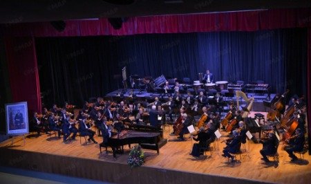 L’Orchestre Symphonique Royal fait résonner l’âme de Respighi à Casablanca 3 L'Orchestre Symphonique Royal dirigé par Oleg Reshetkin et le pianiste Evgeny Mikhaylo sur scène au Théâtre Mohammed VI de Casablanca, interprétant des œuvres de Respighi.