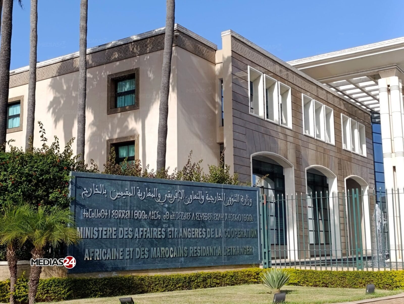 Carte du Moyen-Orient illustrant les tensions géopolitiques, avec les drapeaux du Maroc, de l'Iran et des pays du Golfe.