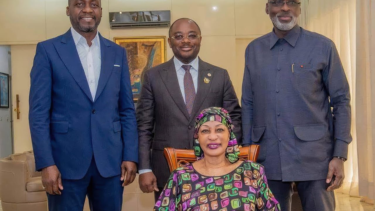 Henriette Konan Bédié recevant des députés-maires d'Abidjan, symbolisant son rôle central dans la résolution de la crise du PDCI.