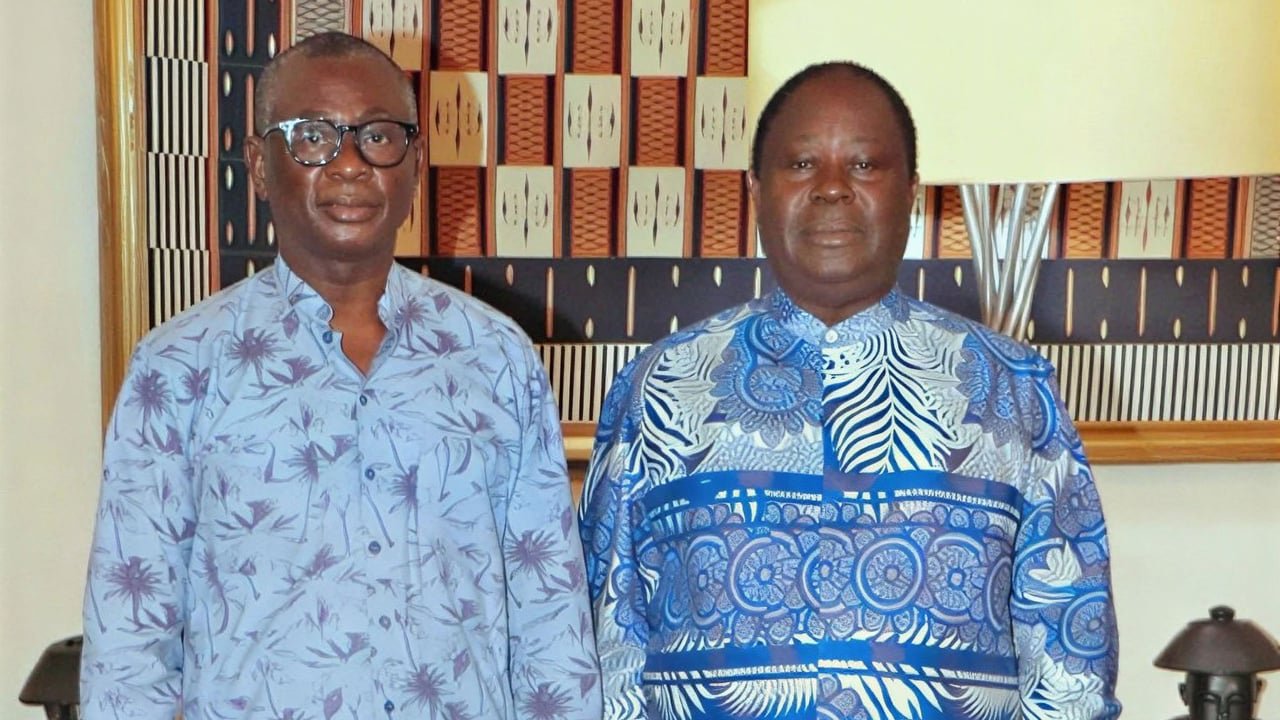 Narcisse N'Dri (à gauche), ancien directeur de cabinet d'Henri Konan Bédié, et Henri Konan Bédié (à droite) en 2021. L'image les montre ensemble après la sortie de prison de N'Dri, avant son ralliement au RHDP. Le cliché met en lumière la relation passée entre les deux figures politiques ivoiriennes.