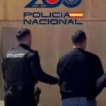 Un homme menotté, symbole de l'arrestation, avec un arrière-plan flou évoquant la frontière hispano-marocaine ou un bateau de plaisance.