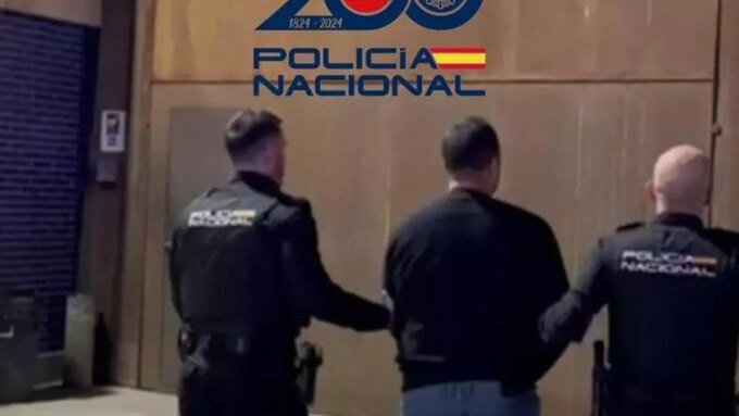 Un homme menotté, symbole de l'arrestation, avec un arrière-plan flou évoquant la frontière hispano-marocaine ou un bateau de plaisance.