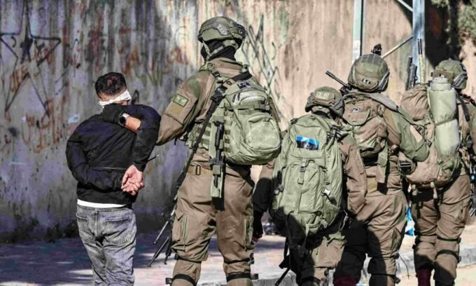 خريطة العالم تظهر نقاط ساخنة تمثل أبرز الأحداث السياسية والدبلوماسية والقضائية العالمية.