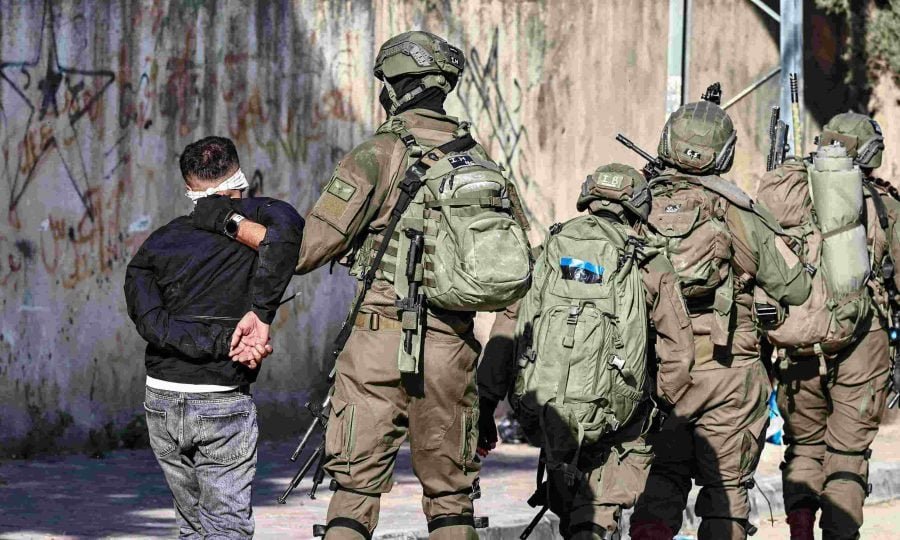 خريطة العالم تظهر نقاط ساخنة تمثل أبرز الأحداث السياسية والدبلوماسية والقضائية العالمية.