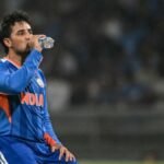 صورة للاعب الكريكيت الهندي أبهيشيك شارما أثناء مباراة، يظهر فيها وهو يمسك بمضربه.