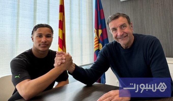 صورة لأجاى تافاريس بقميص برشلونة أو نورويتش سيتي