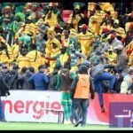 صورة توضيحية لشغب جماهيري في ملعب كرة قدم أو قنينة ماء مرمية