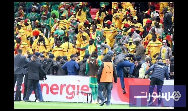 صورة توضيحية لشغب جماهيري في ملعب كرة قدم أو قنينة ماء مرمية