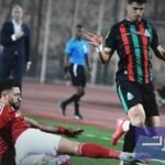 جماهير تلقي بقنينات المياه في مباراة كرة قدم إفريقية