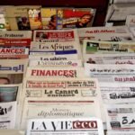 مجموعة من الصحف المغربية المتنوعة مع شعاراتها، تعكس المشهد الإعلامي الوطني.