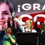 صورة تجمع رموزاً إخبارية دولية متنوعة تعكس طبيعة النشرة الإخبارية العالمية.