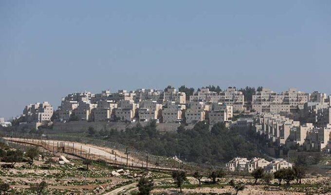 نشرة إخبارية شاملة: من فضيحة إبستين إلى مشاريع الطاقة وتوترات الشرق الأوسط 8 أخبار عالمية, قضايا سياسية, فضائح اجتماعية, مشاريع طاقة, فنون