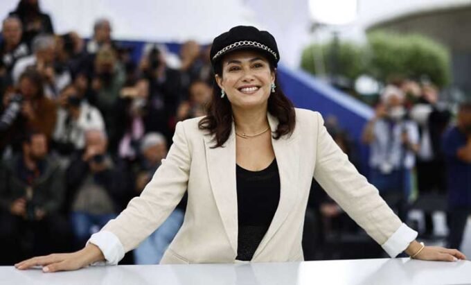 صورة تجمع رموزاً للأخبار العالمية والتحليلات السياسية