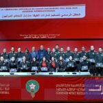 حكم كرة قدم مغربي يطلق صافرته في مباراة بالدوري الاحترافي، رمزًا لأزمة التحكيم المتصاعدة.