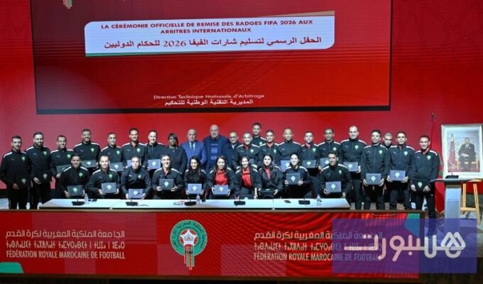 حكم كرة قدم مغربي يطلق صافرته في مباراة بالدوري الاحترافي، رمزًا لأزمة التحكيم المتصاعدة.