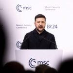 زيلينسكي يكشف عن تضرر شامل لمحطات الطاقة الأوكرانية ويدعو لتسريع الدعم الدفاعي 6 الرئيس الأوكراني فولوديمير زيلينسكي يلقي كلمة في مؤتمر ميونيخ للأمن، متحدثًا عن تداعيات الهجمات الروسية على البنية التحتية للطاقة.
