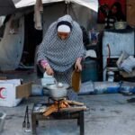 صورة تظهر نازحين في خان يونس يستخدمون الحطب للطهي وسط نقص غاز الطهي.