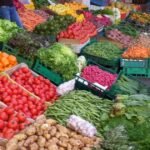 انفراج في الأسواق: أسعار الخضر والفواكه تتراجع قبيل رمضان بجهة الدار البيضاء-سطات 3 صورة تعرض مجموعة متنوعة من الخضر والفواكه الطازجة في سوق مغربي، مع التركيز على وفرة المنتجات وانخفاض أسعارها.