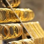 صورة لسبائك ذهب متلألئة أو عملات ذهبية ترمز لارتفاع الأسعار في الأسواق العالمية.