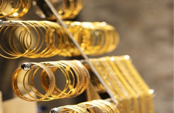 صورة لسبائك ذهب متلألئة أو عملات ذهبية ترمز لارتفاع الأسعار في الأسواق العالمية.