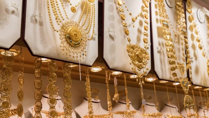 صورة لسبائك ذهبية أو عملات ذهبية ترمز لاستقرار سوق الذهب في الكويت