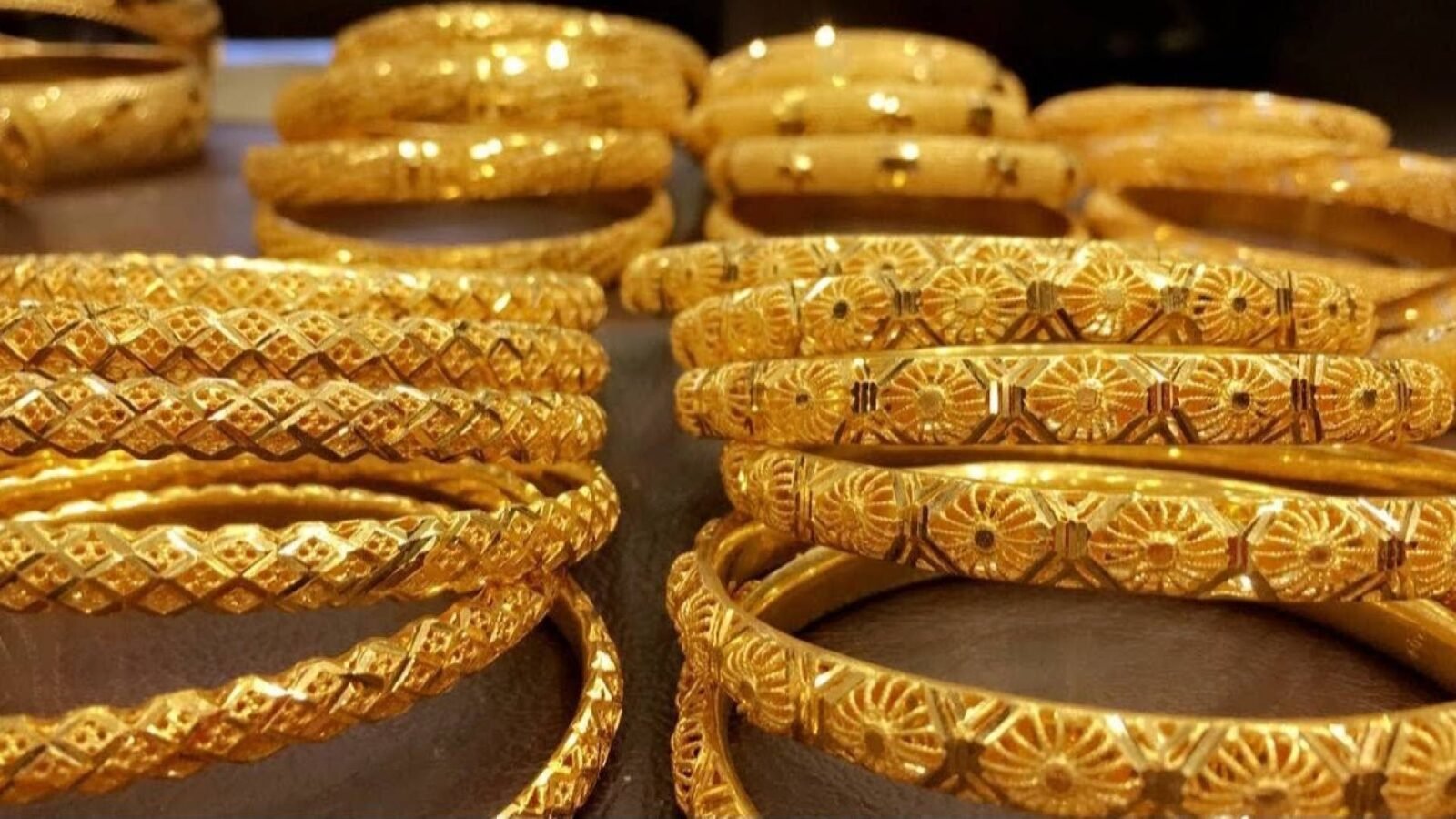 صورة لقطع ذهبية أو سبائك ترمز لارتفاع أسعار الذهب في سلطنة عمان