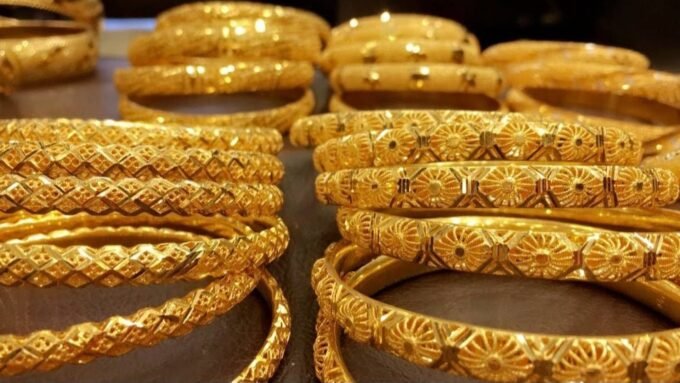 الذهب يتألق في سلطنة عمان: ارتفاع قياسي يلامس 65.90 ريالاً لعيار 24 6 صورة لقطع ذهبية أو سبائك ترمز لارتفاع أسعار الذهب في سلطنة عمان