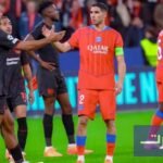 صورة لأشرف حكيمي بقميص باريس سان جيرمان خلال مباراة في دوري أبطال أوروبا.