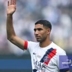 صورة لأشرف حكيمي وهو يحتفل بهدف، تعكس دوره الهجومي كأحد أفضل المدافعين الهدافين في العالم.