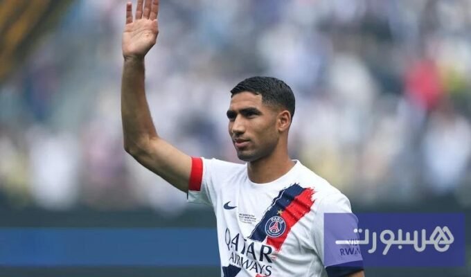 صورة لأشرف حكيمي وهو يحتفل بهدف، تعكس دوره الهجومي كأحد أفضل المدافعين الهدافين في العالم.