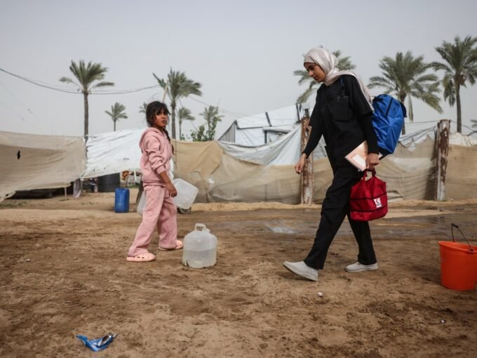 ممرضة فلسطينية نازحة، داليا طه أبو زريفة، تقدم الرعاية للمرضى في منطقة المواصي بخان يونس جنوب غزة.