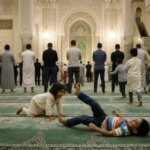 أطفال يلعبون في باحة مسجد خلال صلاة التراويح في رمضان، مع مصلين في الخلفية.