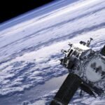 صورة توضيحية لأقمار صناعية صينية تعمل بتقنية الذكاء الاصطناعي في المدار