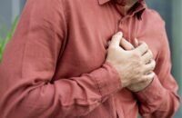 صورة تعبيرية لقلب بشري أو شخص يعاني من تعب، تشير إلى مشكلات صحية محتملة في القلب.