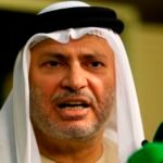 صورة لأنور قرقاش، مستشار رئيس دولة الإمارات العربية المتحدة، يتحدث في مناسبة عامة.