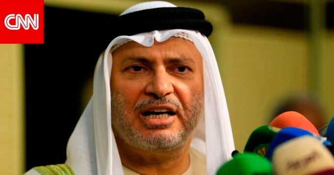 صورة لأنور قرقاش، مستشار رئيس دولة الإمارات العربية المتحدة، يتحدث في مناسبة عامة.