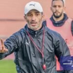 مدرب أولمبيك آسفي زكرياء عبوب خلال ندوة صحفية يتحدث عن طموحات الفريق في كأس الكونفدرالية الإفريقية.