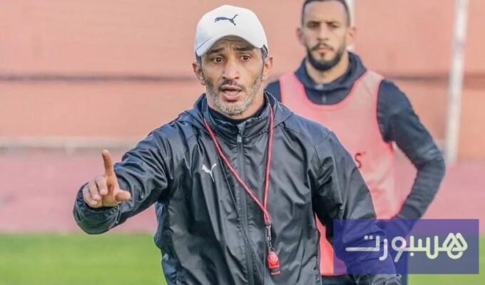 مدرب أولمبيك آسفي زكرياء عبوب خلال ندوة صحفية يتحدث عن طموحات الفريق في كأس الكونفدرالية الإفريقية.