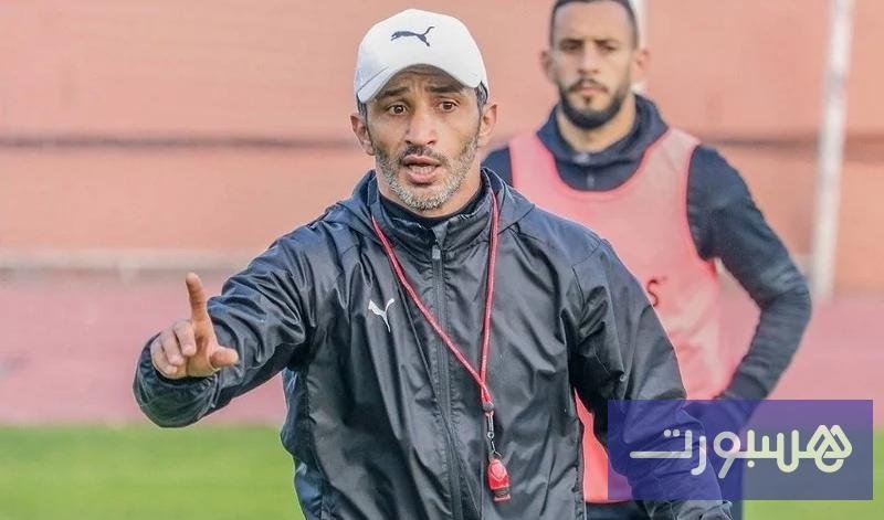 مدرب أولمبيك آسفي زكرياء عبوب خلال ندوة صحفية يتحدث عن طموحات الفريق في كأس الكونفدرالية الإفريقية.