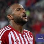 صورة لأيوب الكعبي بقميص أولمبياكوس وهو يحتفل بهدف