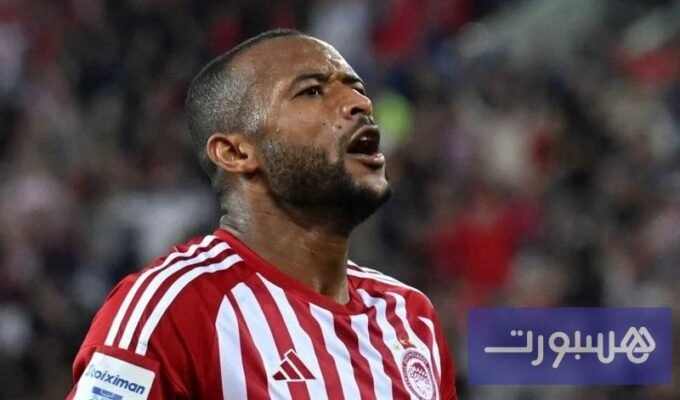 صورة لأيوب الكعبي بقميص أولمبياكوس وهو يحتفل بهدف