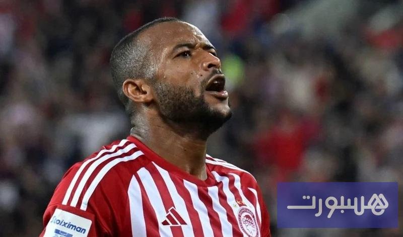 صورة لأيوب الكعبي بقميص أولمبياكوس وهو يحتفل بهدف