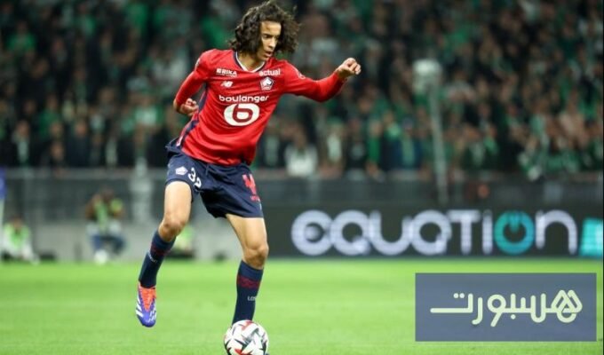 أيوب بوعدي: صراع الجنسيات الكروية ومستقبل نجم ليل بين أسود الأطلس و"الديوك" 9 اللاعب أيوب بوعدي بقميص نادي ليل، يظهر في لقطة من مباراة.